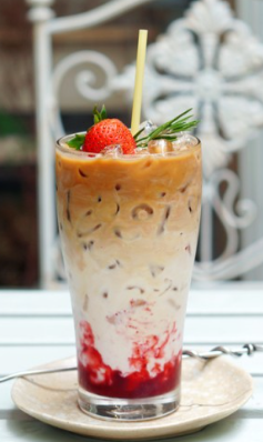ICED STRAWBERRY LATTE 
